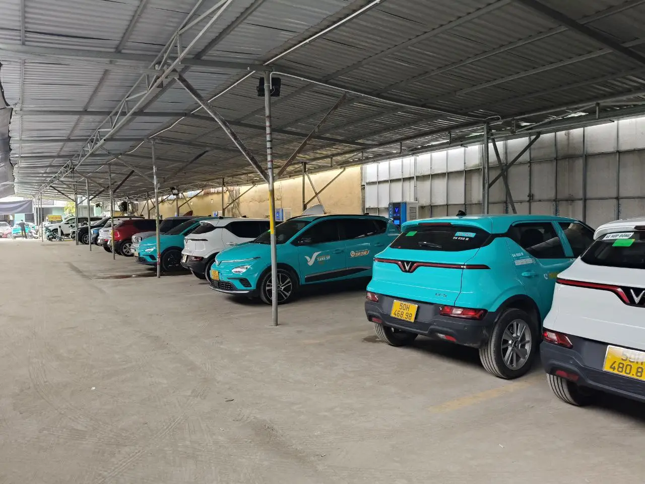 Một gara xe trên đường Phạm Thế Hiển quận 8 lắp 5 trụ sạc VinFast.