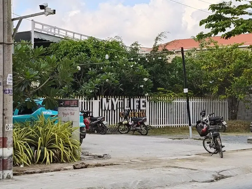 Một quán cafe lắp trạm sạc VinFast