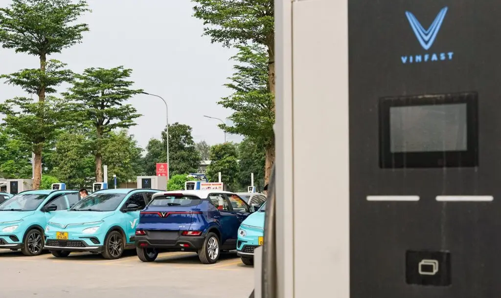 Lắp đặt trạm sạc Vinfast