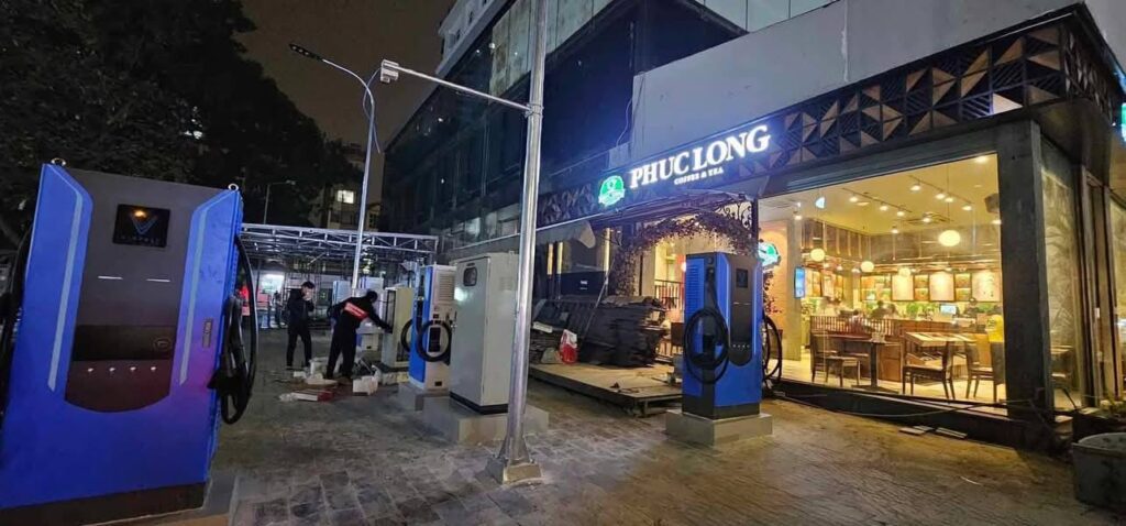 Nên Chọn Trụ Sạc AC Hay DC Cho Quán Cà Phê