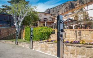 lắp trạm sạc xe điện cho khách sạn