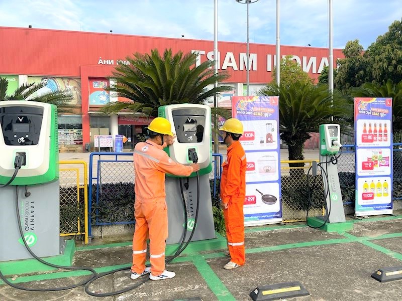 chi phí lắp đặt trạm sạc nhượng quyền Vinfast